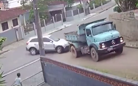 Tài xế ôtô phản xạ cực nhanh khi phát hiện xe tải tuột dốc