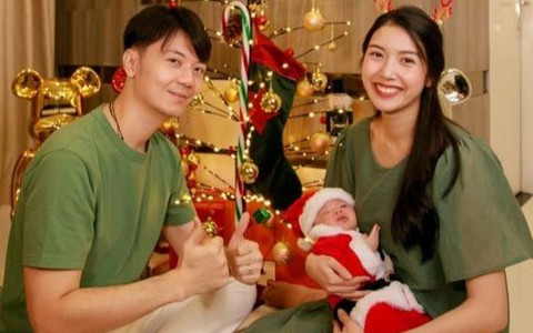 Mới 2 tháng tuổi, quý tử nhà Thúy Vân gây bão vì đôi tay điệu đà