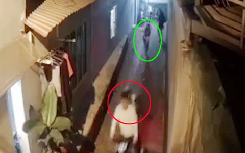 Cô gái bị hai tên cướp giật balo trong hẻm Sài Gòn