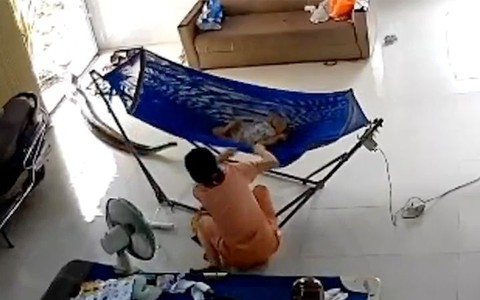 Mẹ hốt hoảng bế con nhỏ bỏ chạy khi thấy trăn khủng bò vào nhà