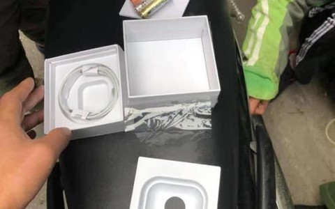 Shipper bị lừa giao tai nghe Airpods 1,5 triệu, mở ra là 3 cục pin