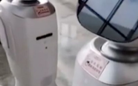 Hai robot giận dỗi cãi nhau gây bão mạng