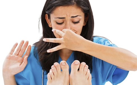Trị mồ hôi chân mà không dùng thuốc tây