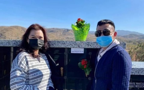 Vợ Chí Tài cùng gia đình đến thăm mộ chồng sau một tháng ngày mất