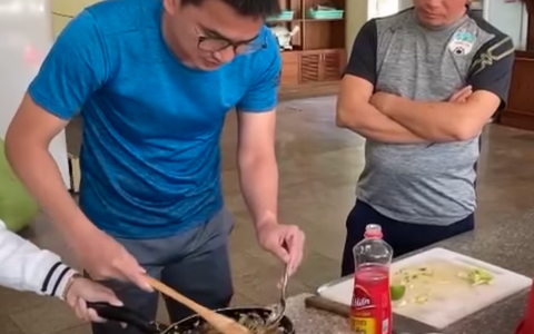 Kiatisak trổ tài làm món ăn ‘ngon số 1 Việt Nam’
