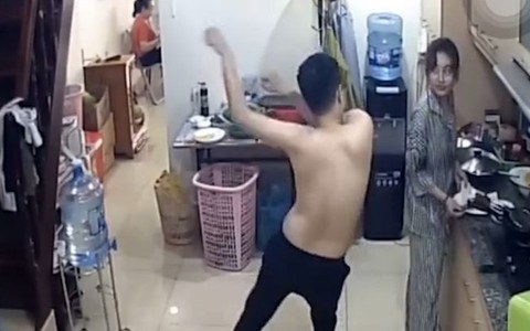 Chồng nhún nhảy mua vui cho vợ khi nấu ăn