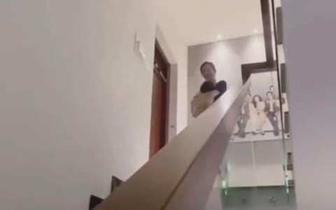 Cười bò với màn ru con phiên bản leo cầu thang tự chế của Đông Nhi