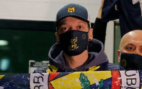 Chuyến bay chở Mesut Ozil thu hút hơn 300.000 theo dõi