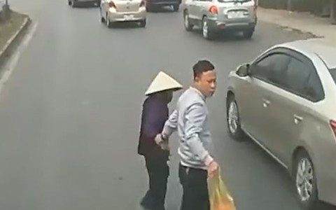Tài xế dừng xe dẫn cụ bà sang đường 'đốn tim' cộng đồng