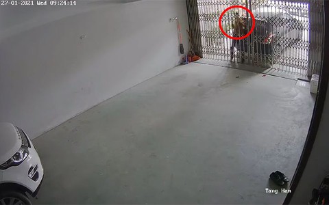 Ôtô trôi lùi xuống cổng, ép tài xế vào cửa sắt