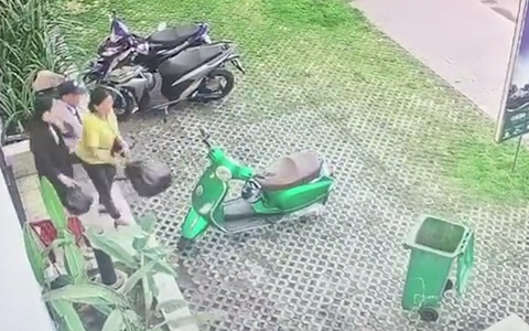 Cô gái 'dành cả thanh xuân' để vứt rác vào thùng