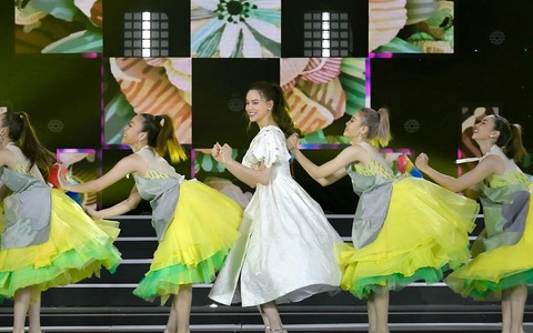 Hồ Ngọc Hà mang vũ điệu 'chổi lông gà' lên sân khấu Gala nhạc Việt