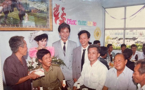Chuyện tình 'bố phải lòng mẹ khi đi chợ mua thịt' gây sốt cộng đồng