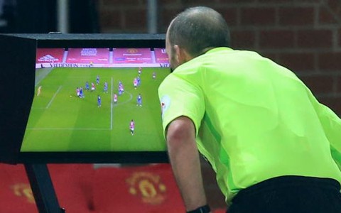 Trọng tài thích nổi tiếng Mike Dean bị tố giúp sức cho MU
