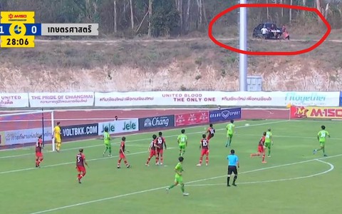 Bật ngửa với cách xem đá bóng của CĐV Thái Lan trong mùa dịch