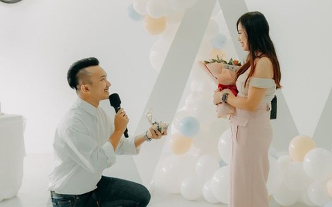 Chàng trai cầu hôn bạn gái 10 năm bằng 'bó hoa' gà rán
