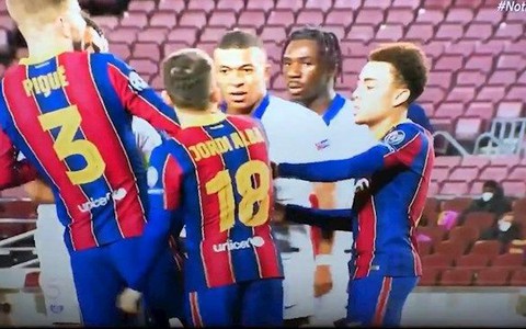 Mbappe hù người cao tuổi Barca: ‘Ở ngoài đường là tui xử ông rồi’