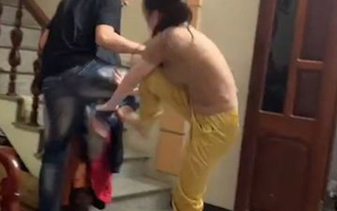 Chồng trẻ tung 'quyền thái Leesin' chọc ghẹo vợ