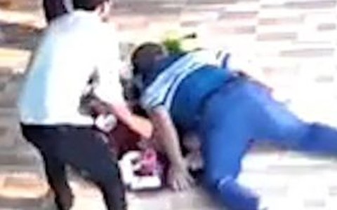 Mâm cơm nghiệt ngã khiến 2 người đàn ông trượt té liên tục