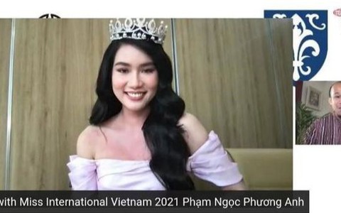 Á hậu Phương Anh 'bắn' tiếng Anh vèo vèo khiến netizen đứng hình