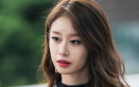 Jiyeon sang chấn tâm lý sau khi bị fan cuồng dọa giết