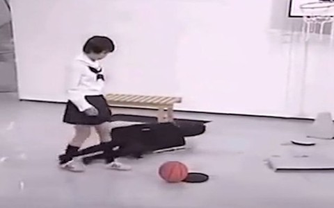 Chàng trai giả bóng người cô gái ném bóng rổ y như thật