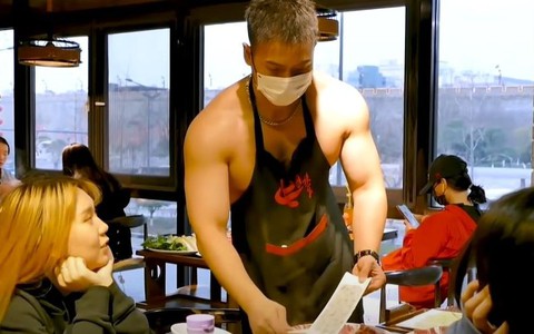 Quán lẩu hút khách nữ nhờ dàn trai đẹp 6 múi làm phục vụ