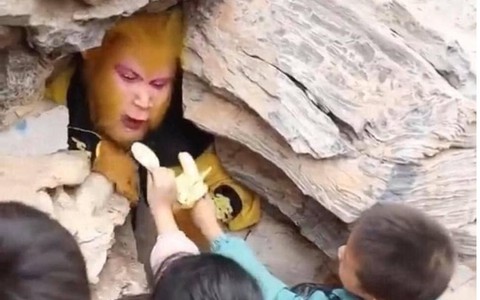 Tôn Ngộ Không giả ăn chuối mệt nghỉ vì nhiệm vụ cao cả