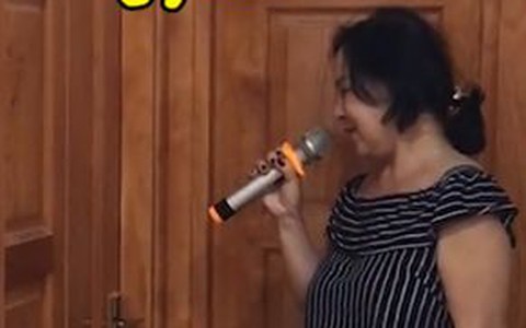 Cháu nội hai ngày không rửa bát, bà cầm micro lên phòng 'tra tấn'