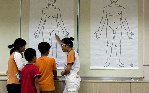 Cô gái đi khám mắt cá chân, phát hiện mình không phải là phụ nữ!