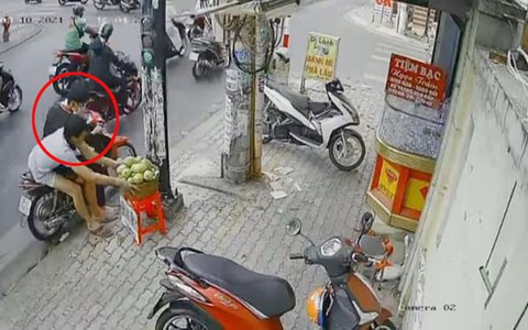 3 thanh niên trộm rổ xoài trên vỉa hè Sài Gòn