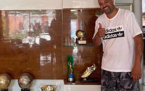 ‘Hoàng đế’ Adriano bán nhà, đem tất cả danh hiệu đến khách sạn