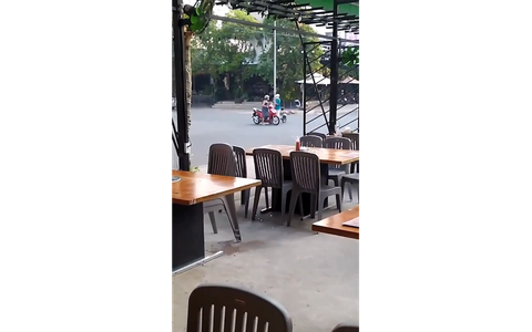 Hai người phụ nữ dừng xe máy giữa ngã tư để 'buôn dưa lê'