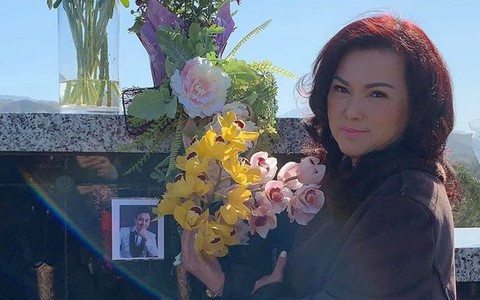 Những kỷ vật Hoài Linh đặt trên bàn thờ cố danh hài Chí Tài