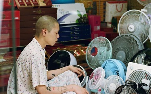 Ảnh vui 30/3: Chú cún giật spotlight ở khung hình toàn người đẹp