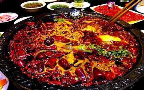 'Thiên đường lẩu' Tứ Xuyên xuất hiện son môi... ăn được!