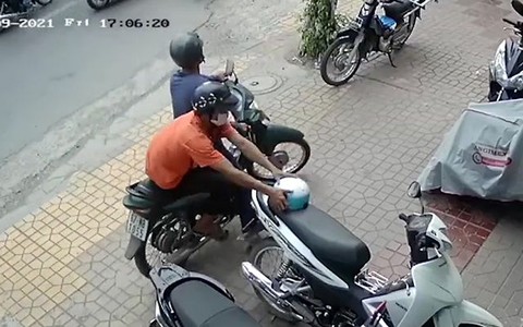 Thanh niên trộm mũ bảo hiểm gặp chủ xe máy cao tay