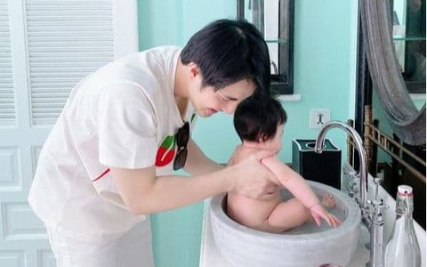 Có ai như Ông Cao Thắng, tắm con trong bồn rửa mặt