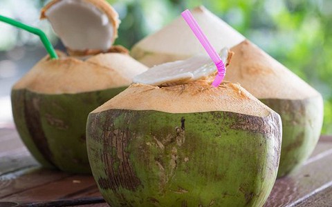 Uống nước dừa: 4 điều đại kỵ cần nhớ để tránh ôm họa