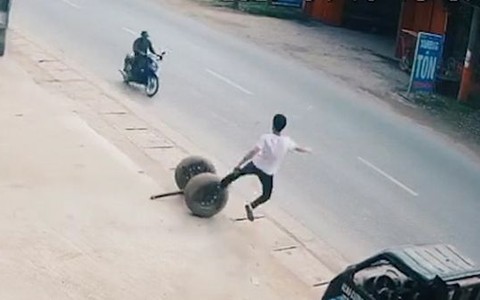 Chàng trai ‘phi thân’ cản bánh ôtô cứu họa cho người đi đường