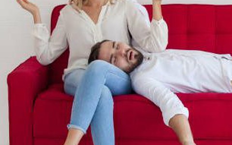 Vợ có đuổi ra khỏi phòng, cũng đừng ngủ trên ghế sofa, vì sao?