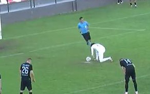 Cầu thủ vờ buộc dây giày sút penalty khiến thủ môn đứng chôn chân