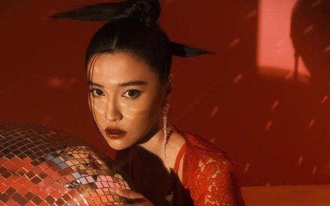 Hình ca sĩ Bích Phương được treo trên quảng trường New York, Mỹ