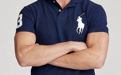 Có đúng đàn ông mặc đồ hiệu logo bắt mắt thường là Sở Khanh?