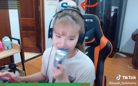 Kelvin Khánh tấu hài chọc Khởi My cười nghiêng ngả trên livestream