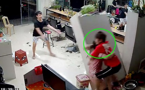 Cặp đôi lén lút ôm nhau làm đổ tủ mỹ phẩm tiệm cắt tóc