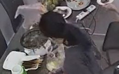 Hai cô gái vụng về khi ăn lẩu cá kèo