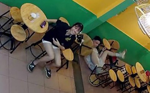 Chàng trai ngã chổng vó khi ngồi ngủ gục trên bàn