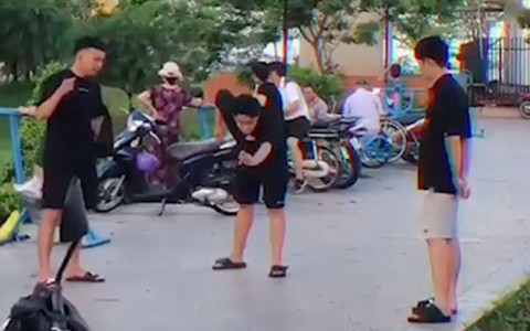 3 chàng trai chơi bida bằng trí tưởng tượng ở công viên