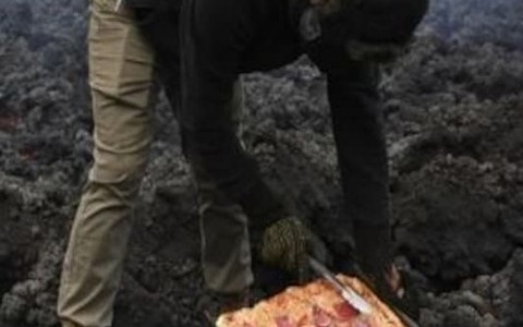 Nướng pizza bằng dung nham núi lửa phục vụ du khách